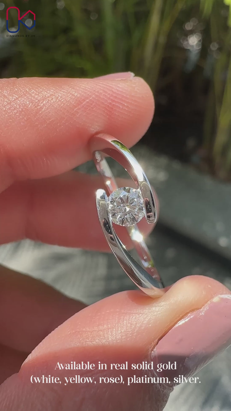 Elegant simple ring with a solitaire diamond ring and Lab Grown Diamond centre.