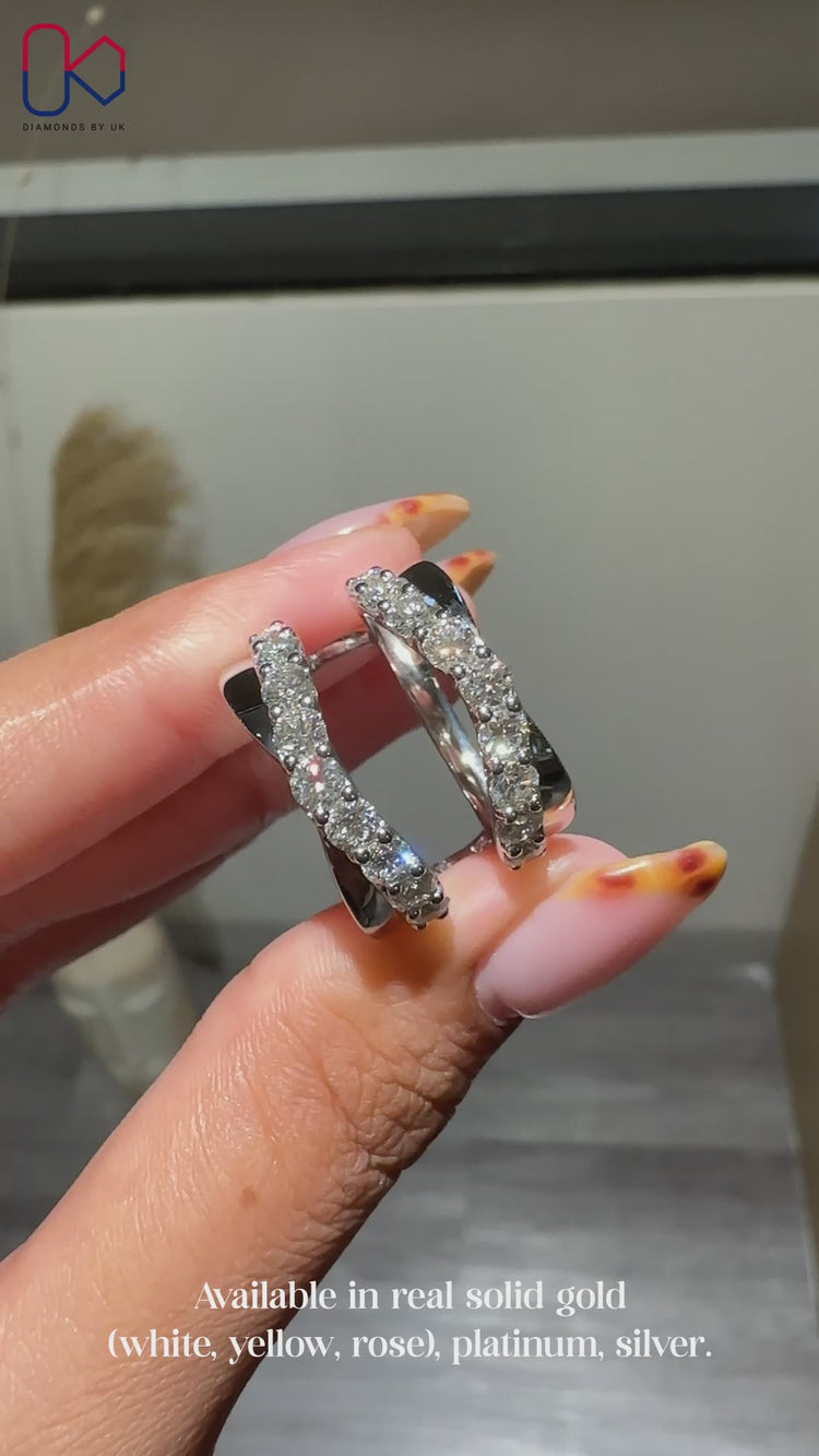 Round diamond wedding band in white gold.
