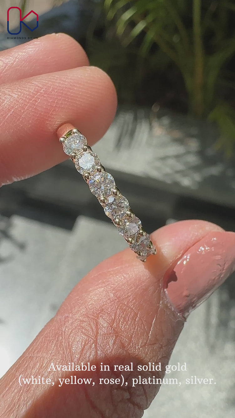 Beautiful yellow gold wedding band for a classic and luxurious style.
