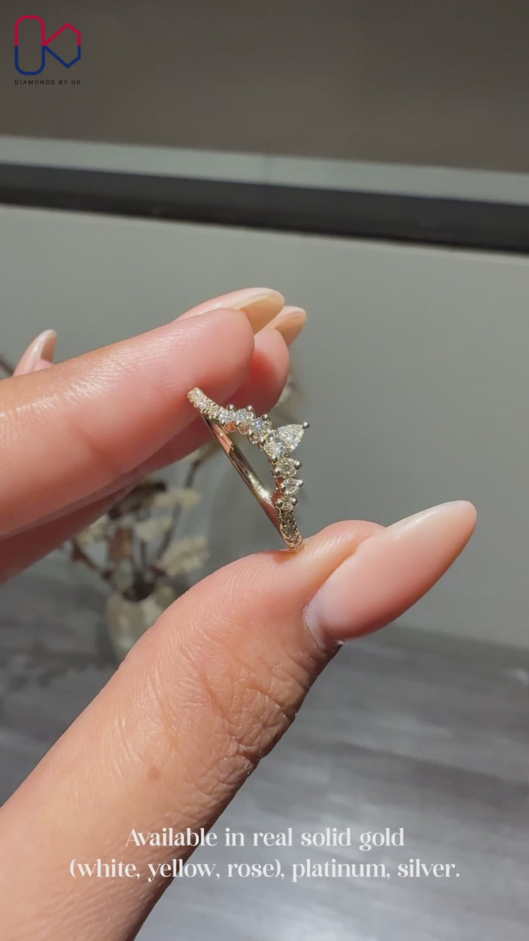 Curved wedding band in yellow gold.
