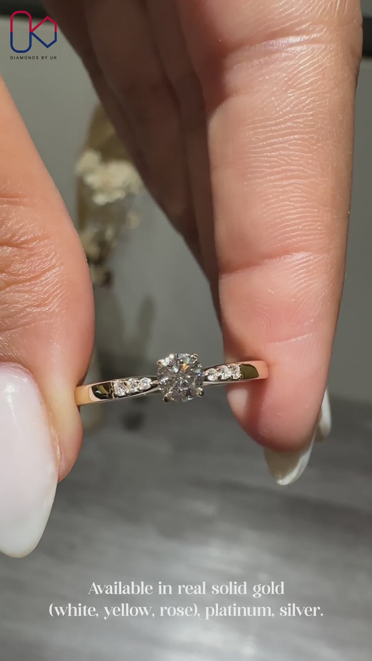 Round cut diamond ring in yellow gold
