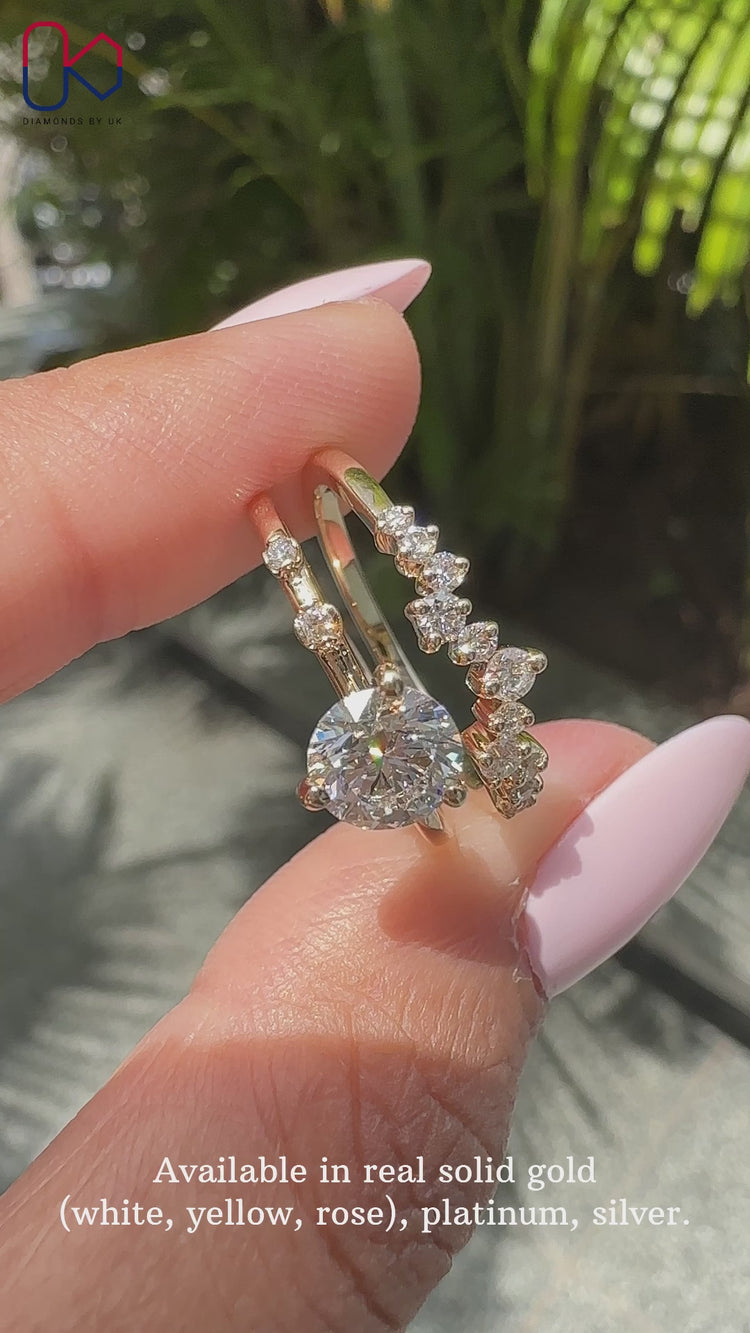 Elegant 3 stone engagement ring with a sparkling diamond centre.
