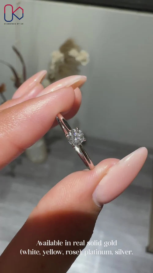 Solitaire diamond ring in white gold
