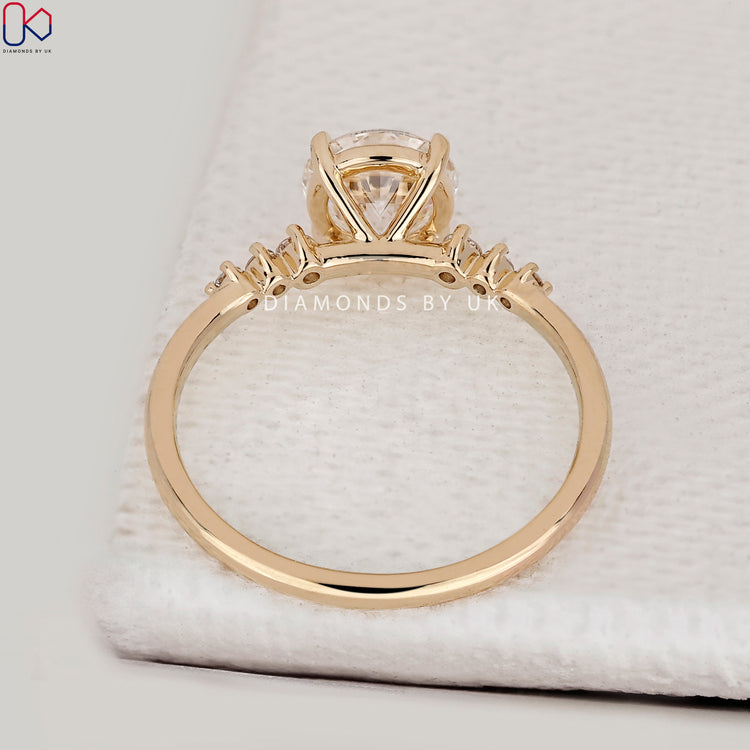Round cut diamond ring with muse setting design.