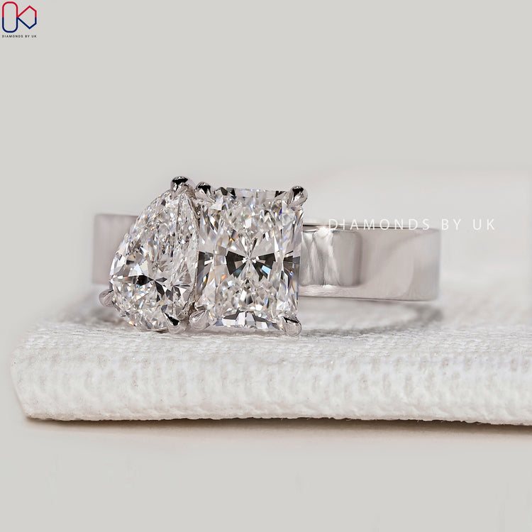 Lab grown Toi et Moi diamond ring with two stones.

