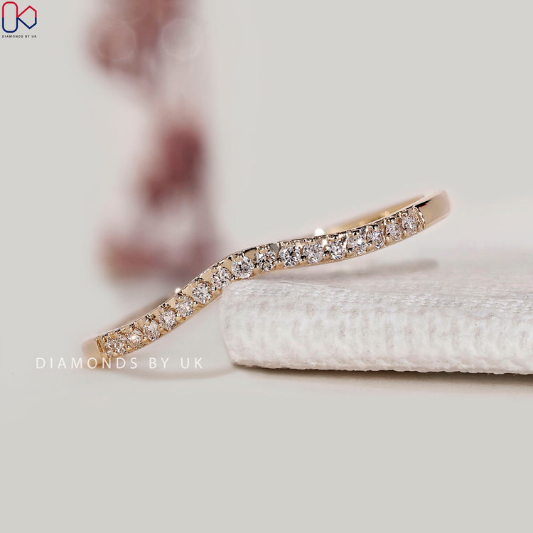 Round diamond curved band with half eternity style