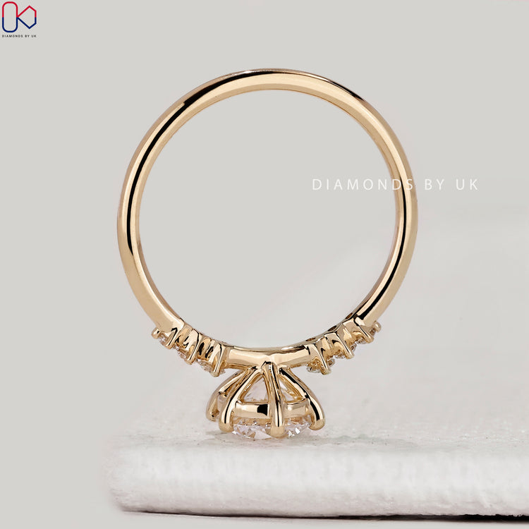 Round cut diamond ring with muse setting design.