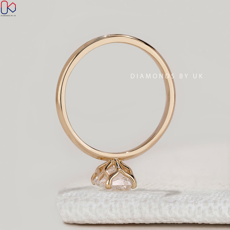 Criss cut ring with tulip basket and tab prongs.
