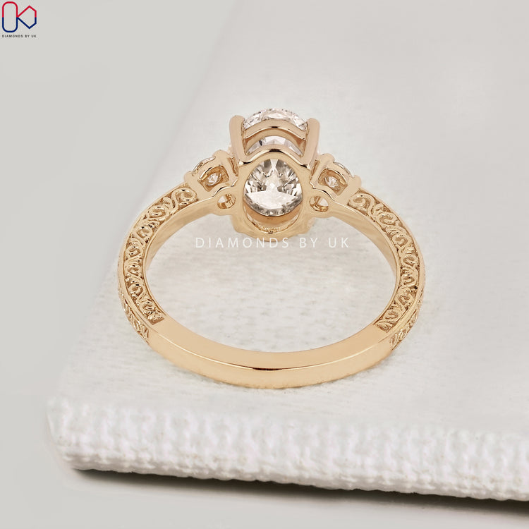 Oval cut ring with vintage style and prongs