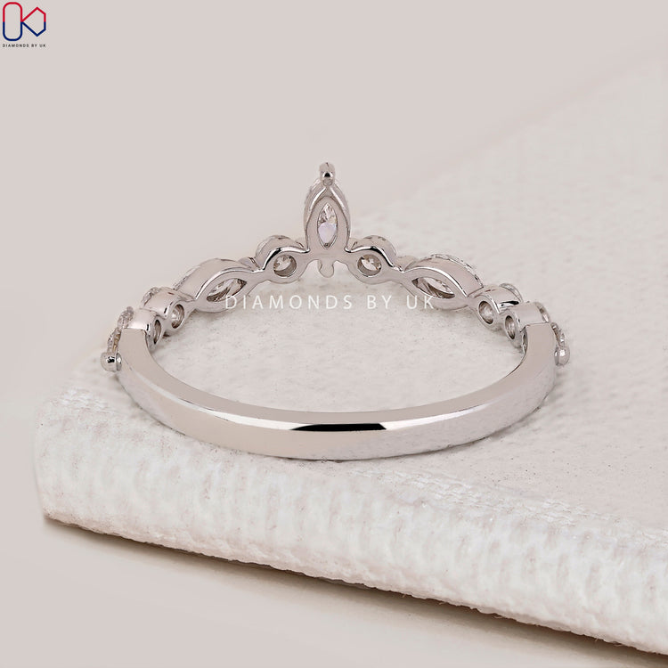 Lab grown diamond band with curved chevron style.
