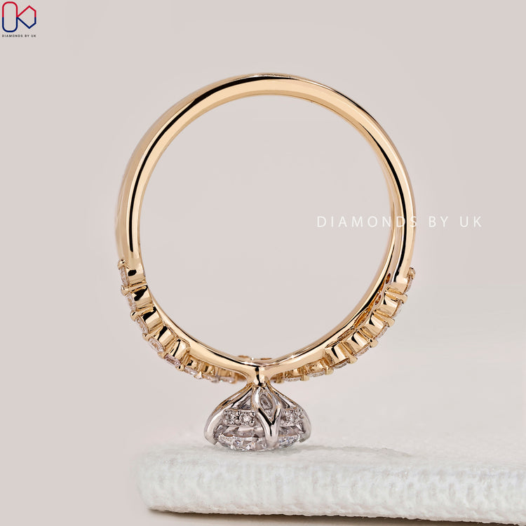 Round cut ring with V shape twisted pavé band.