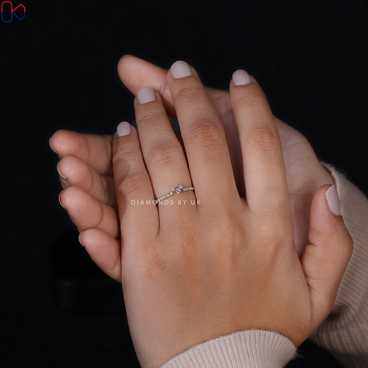 Diamondsbyuk round diamond band with zigzag clusters.
