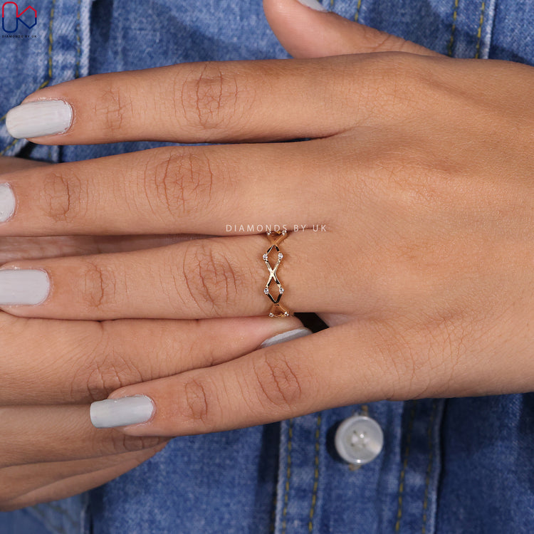 Round cut lab grown diamond band with zigzag style.
